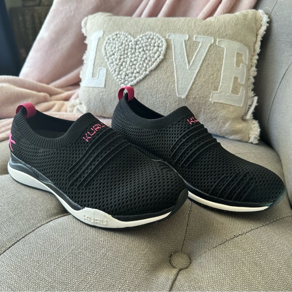 Like new condition Kuru women’s size 6.5 tennis shoes.